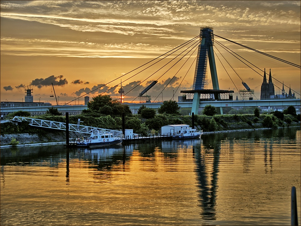 Severinsbrücke im Sonnenuntergang