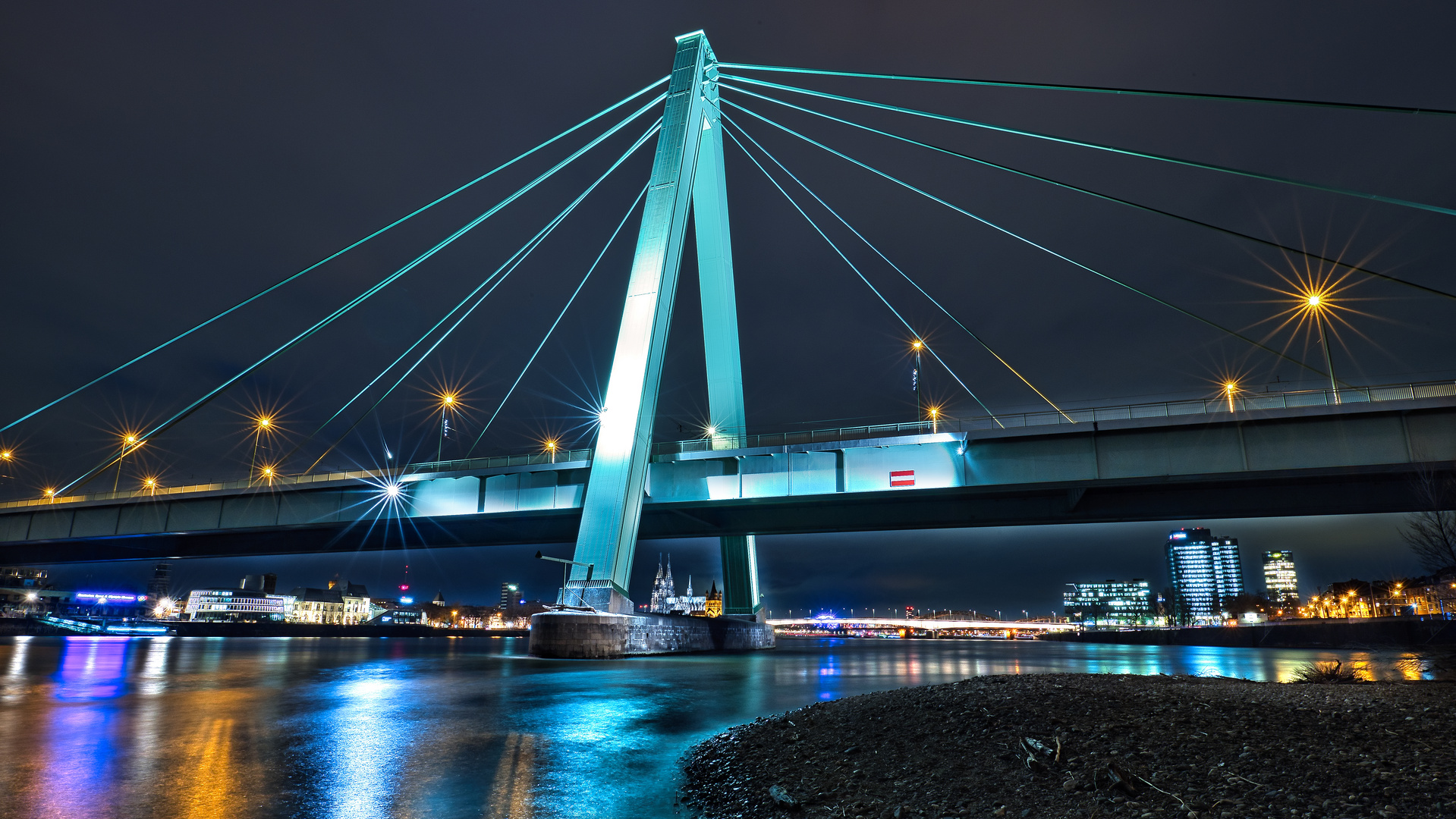 Severinsbrücke in Köln bei Nacht.... Mit dem Kölner Dom in der Brücken - Mitte.