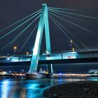 Severinsbrücke in Köln bei Nacht.... Mit dem Kölner Dom in der Brücken - Mitte.