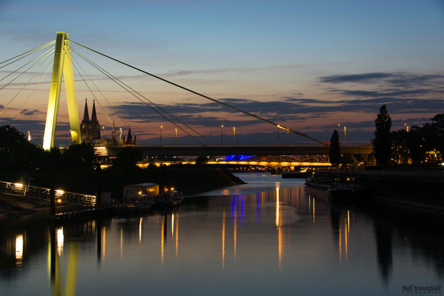 Severinsbrücke in Köln zur blauen Stunde