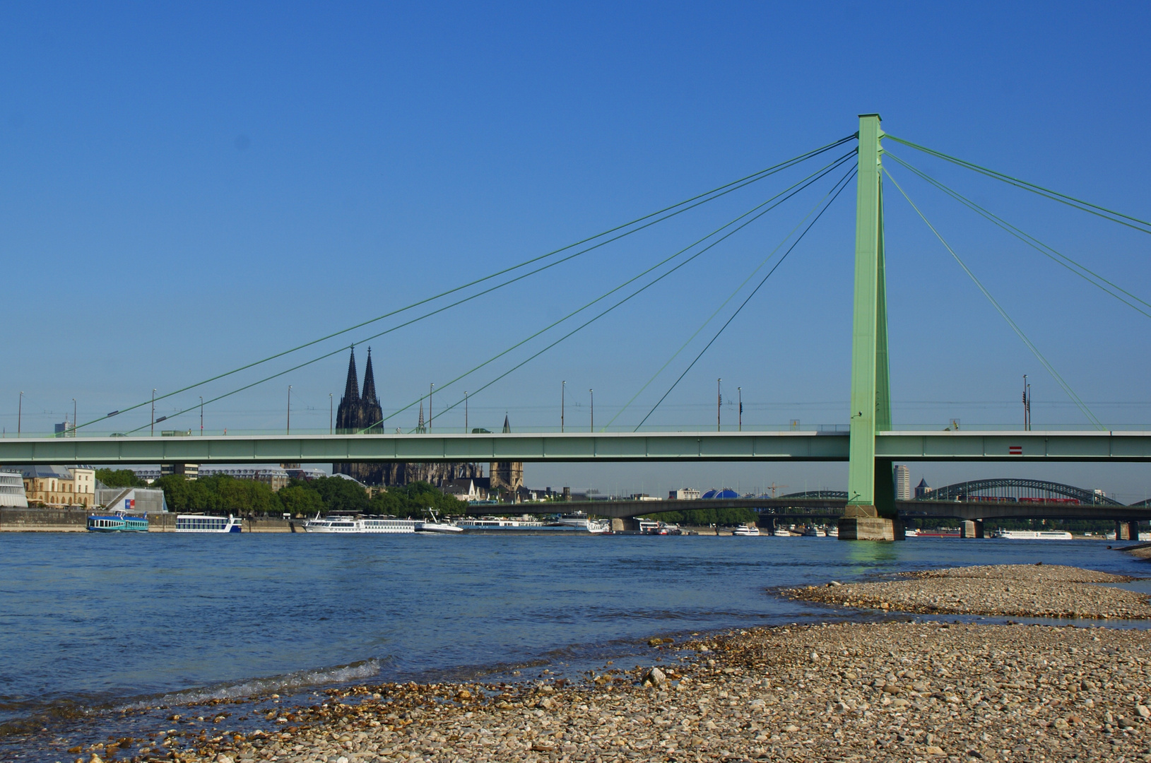 Severinsbrücke mit Rheinufer