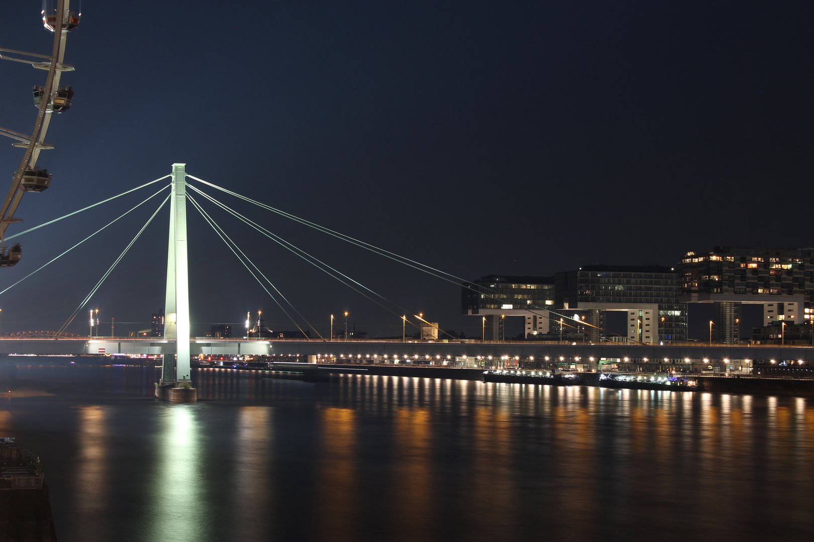 Severinsbrücke mit Riesenrad im dunklen