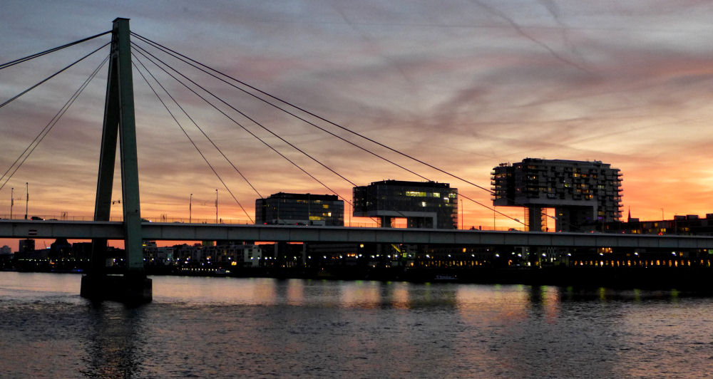 Severinsbrücke und Kölner Kranhäuser am Abend