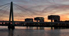 Severinsbrücke und Kölner Kranhäuser am Abend