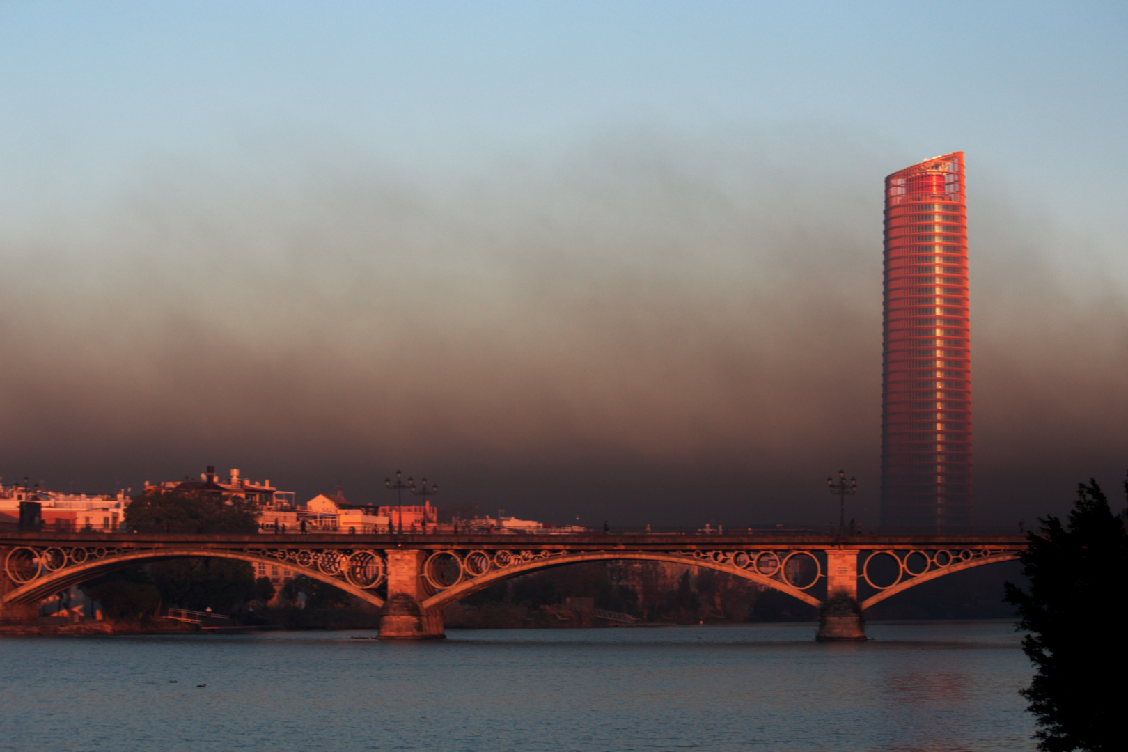 Sevilla amanece cubierta de contaminación