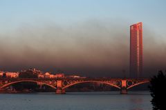 Sevilla amanece cubierta de contaminación