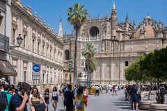 Sevilla Andalusien_im Hintergrund die Kathedrale