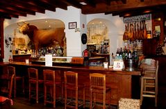 Sevilla: Bar mit Stier und Schinken