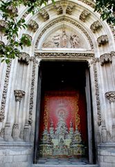 Sevilla: Blick zurück auf den Ausgang aus dem Orangengarten der Kathedrale