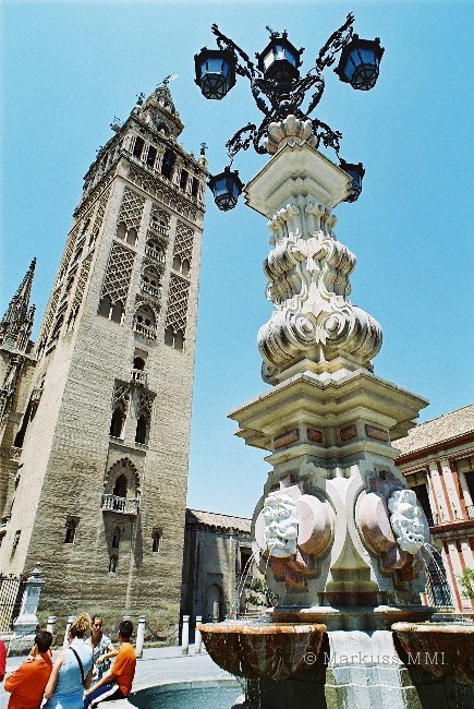 Sevilla, Giralda und Brunnen