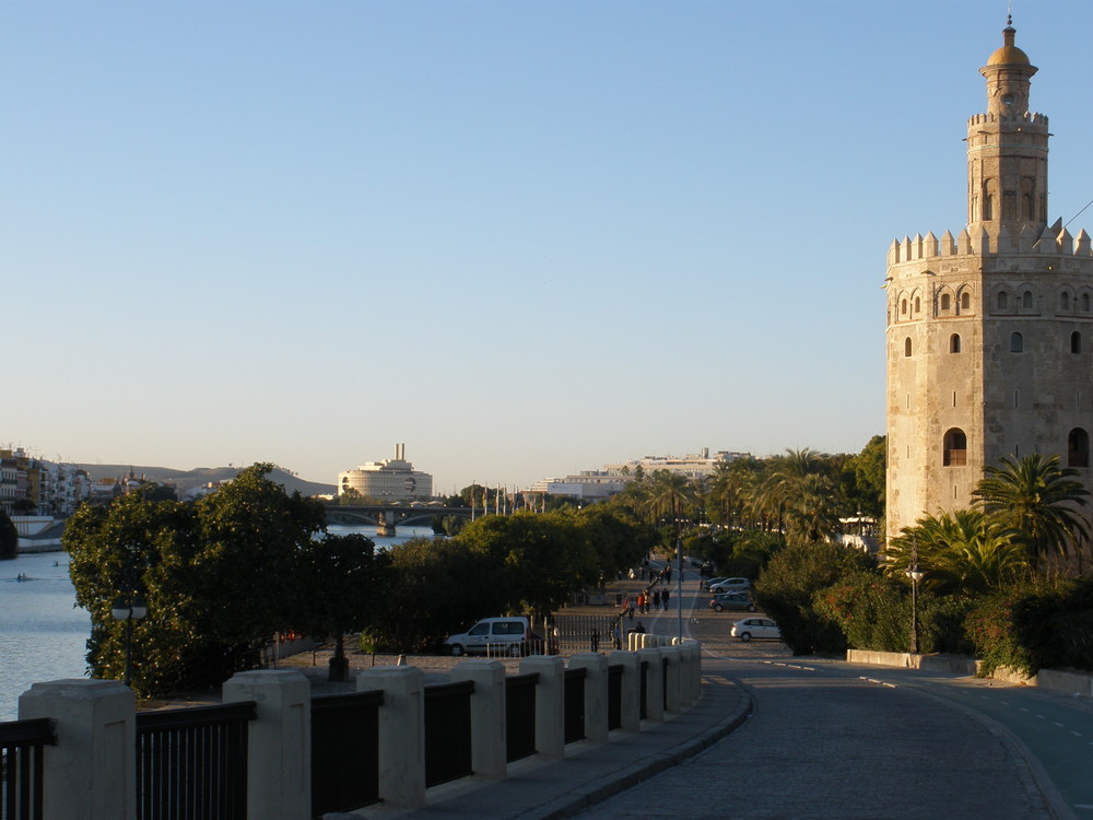 SEVILLA junto al rio