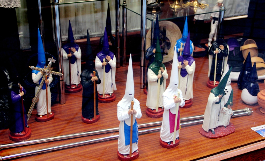 Sevilla: Prozessionsfiguren im Schaufenster - starke Ähnlichkeit mit KuKluxKlan / USA