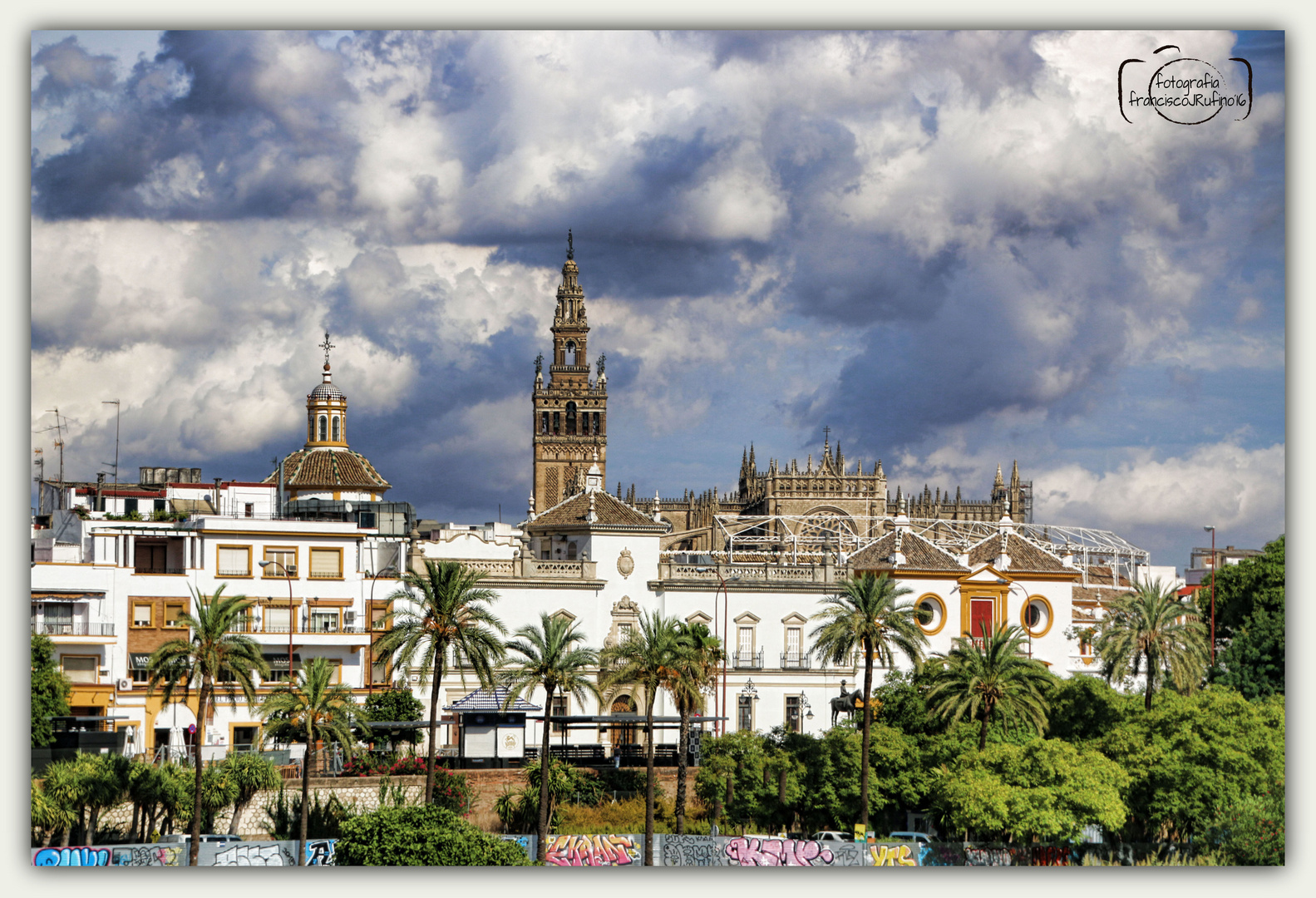 Sevilla y su cielo