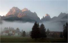 Sextener Sonnenuhr im Morgendunst