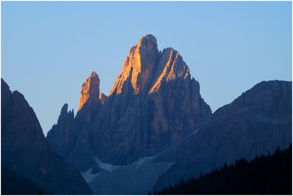 Sextener Sonnenuhr im Morgenlicht