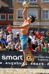 Sexy Beachvolleyballer am Augsburger Rathausplatz