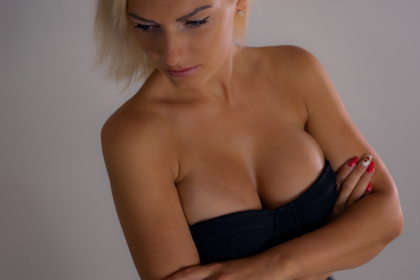 Sexy blonde Frau mit grossen Brüsten