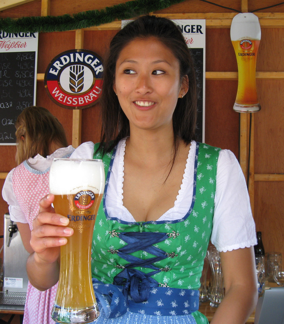 Sexy Dirndl und schön die Augen links ...