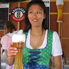 Sexy Dirndl und schön die Augen links ...