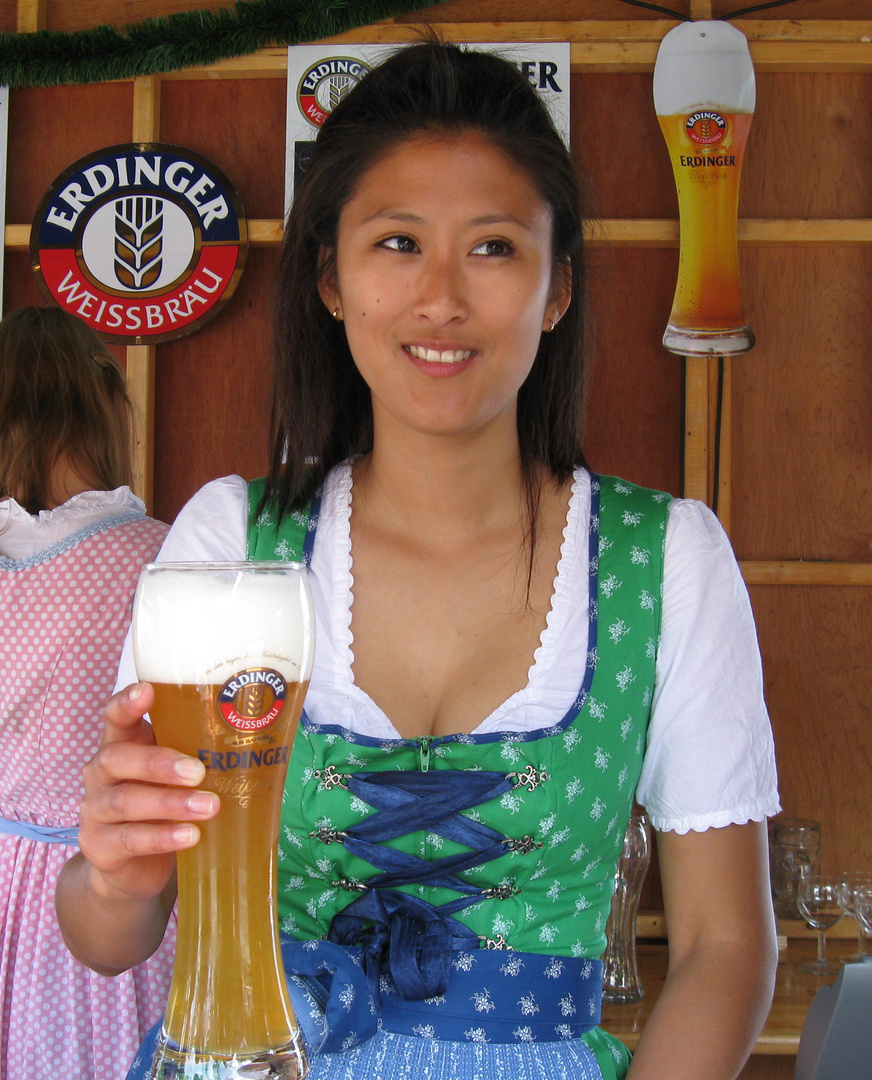 Sexy Dirndl und schön die Augen rechts ...