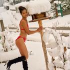 Sexy Frau mit Bikini im Schnee