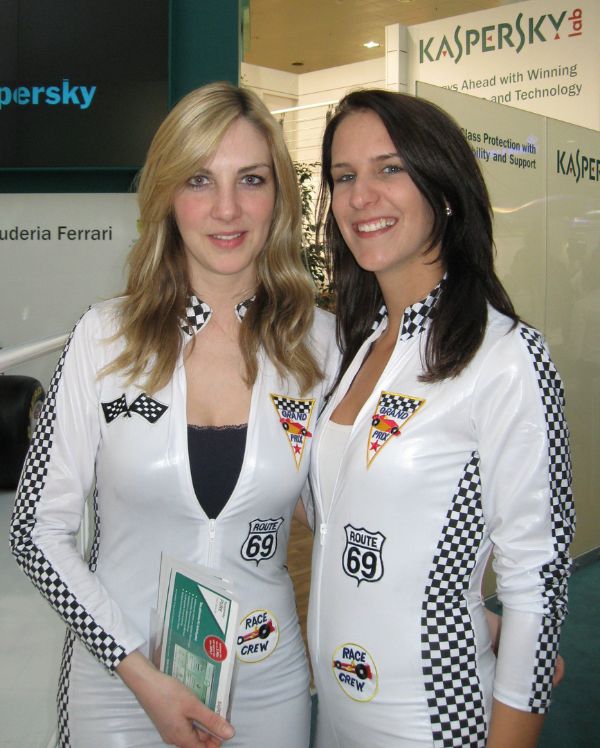 Sexy Girls werben für Kaspersky