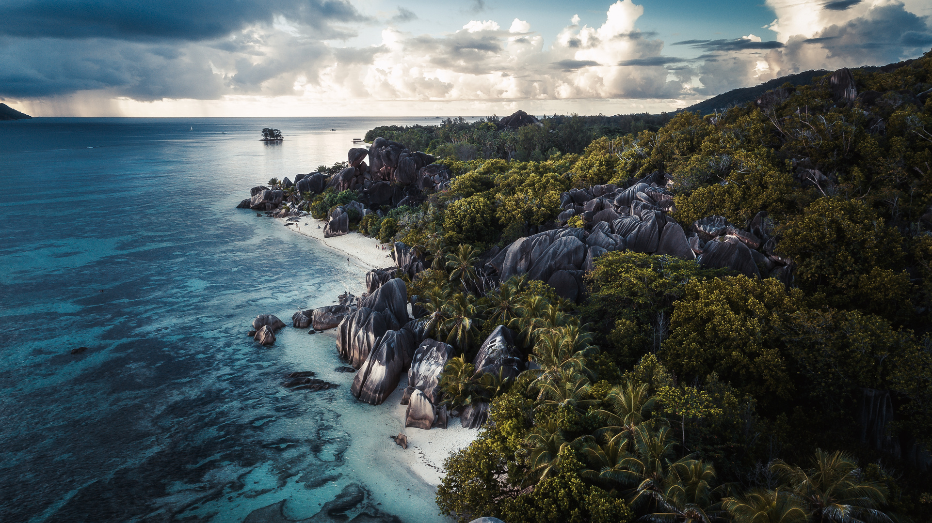 Seychellen - Anse Source d'Argent Aerial
