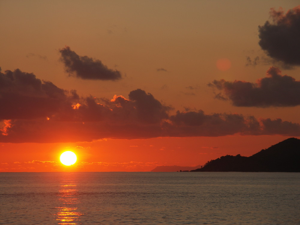 Seychellen- Sonnenuntergang vor Praslin