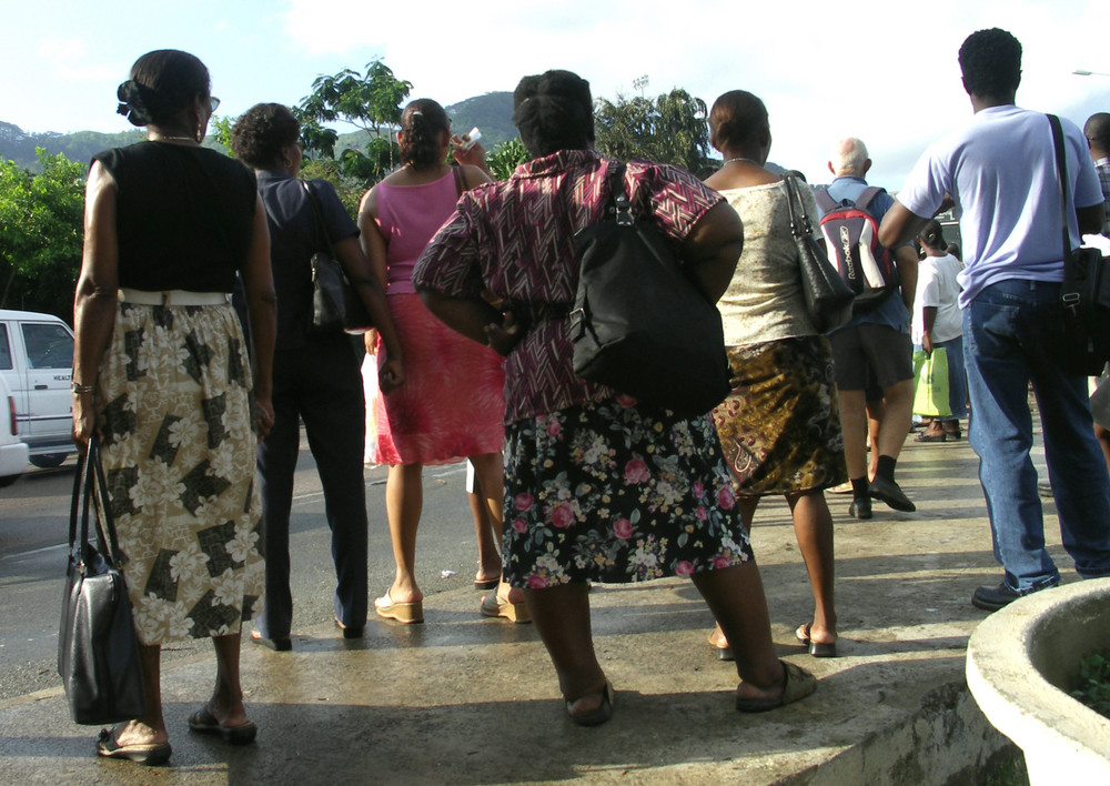 Seychellen- .... warten auf den Bus (in der Hauptstadt Victoria )