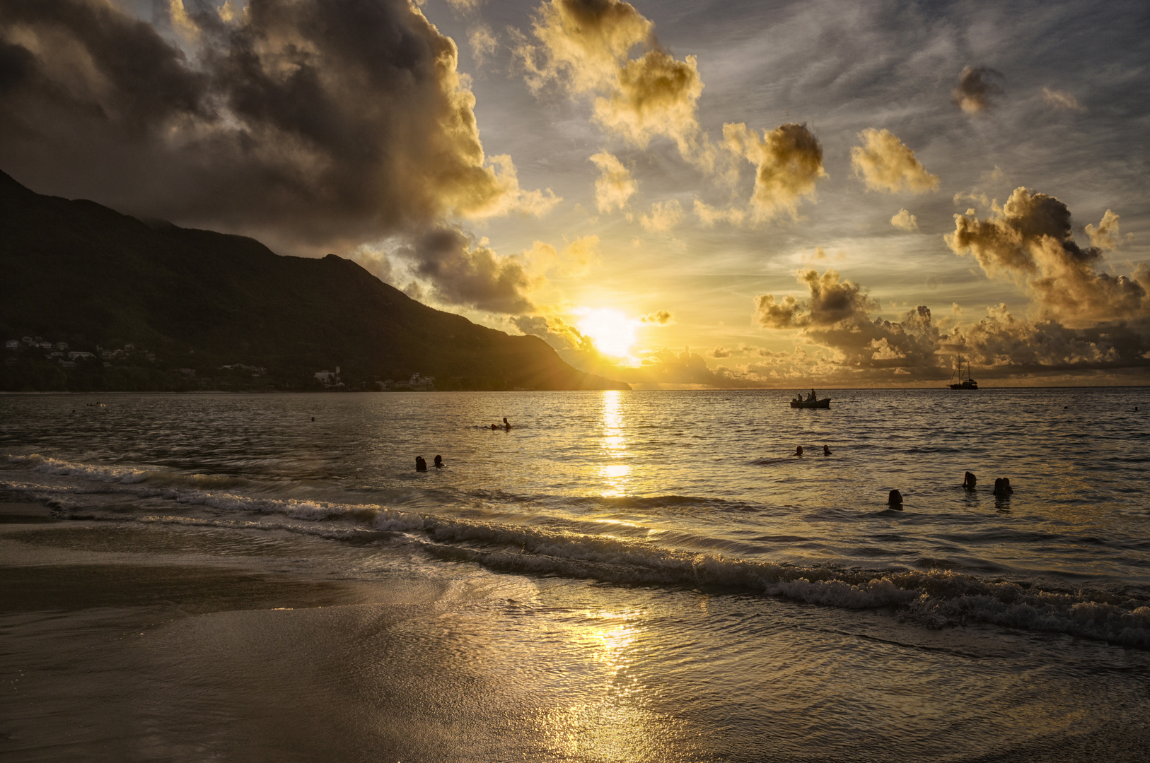 Seychelles Silhuette Island im Gegenlicht