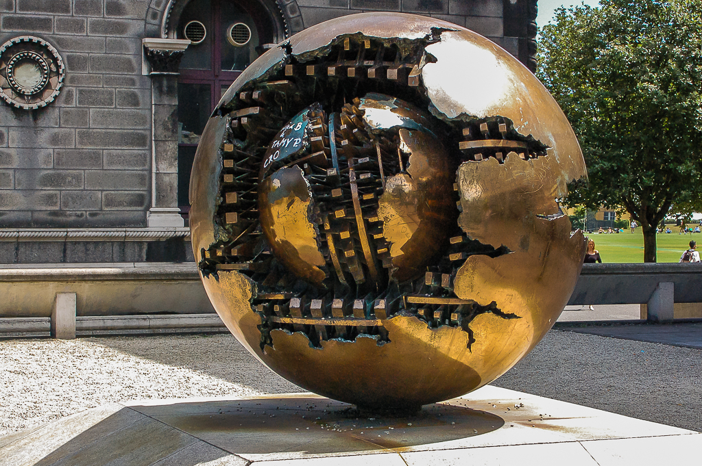 Sfera con Sfera im Trinity College Dublin