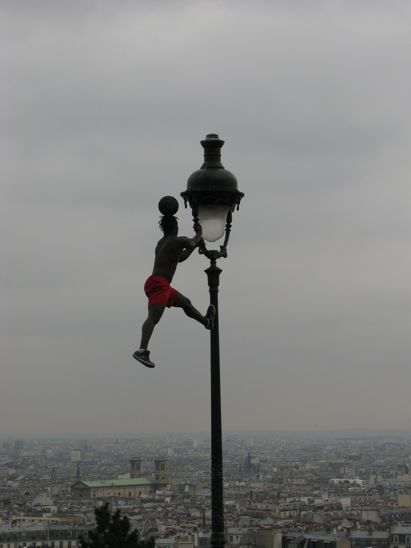 sfidando le leggi della fisica sul tetto di Parigi...