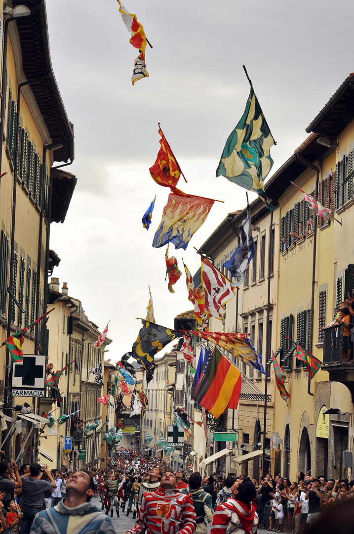 Sfilata della Giostra del Saracino ad Arezzo - esibizione del gruppo sbandieratori