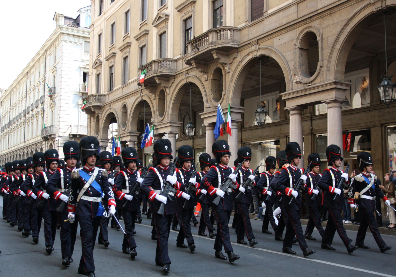 sflilata dei Granatieri di Sardegna a Torino Via Roma