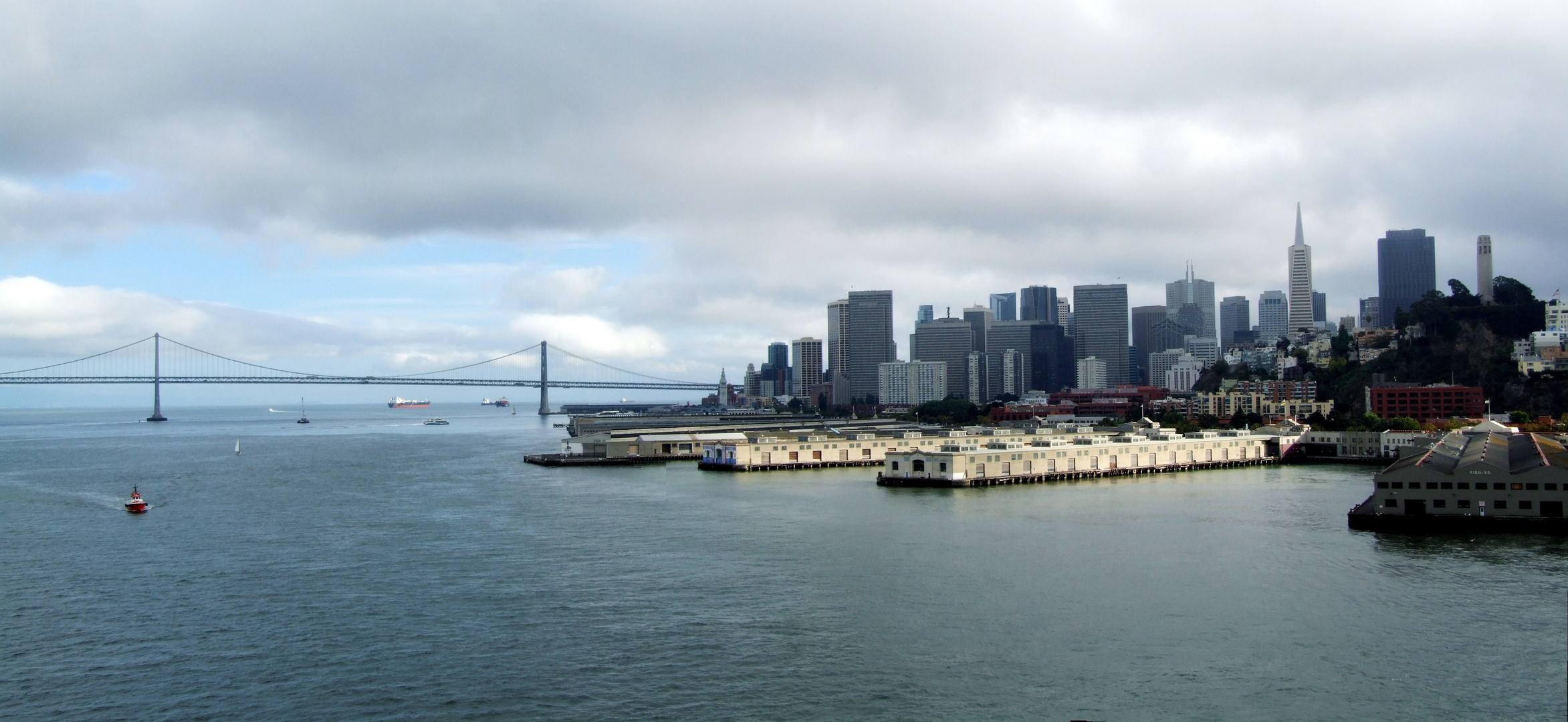 SFO - Bay. Blick auf Russian Hill und Bay Bridge