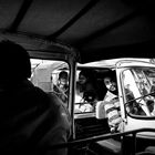 Sguardi,tuk-tuk nel traffico,Udaipur