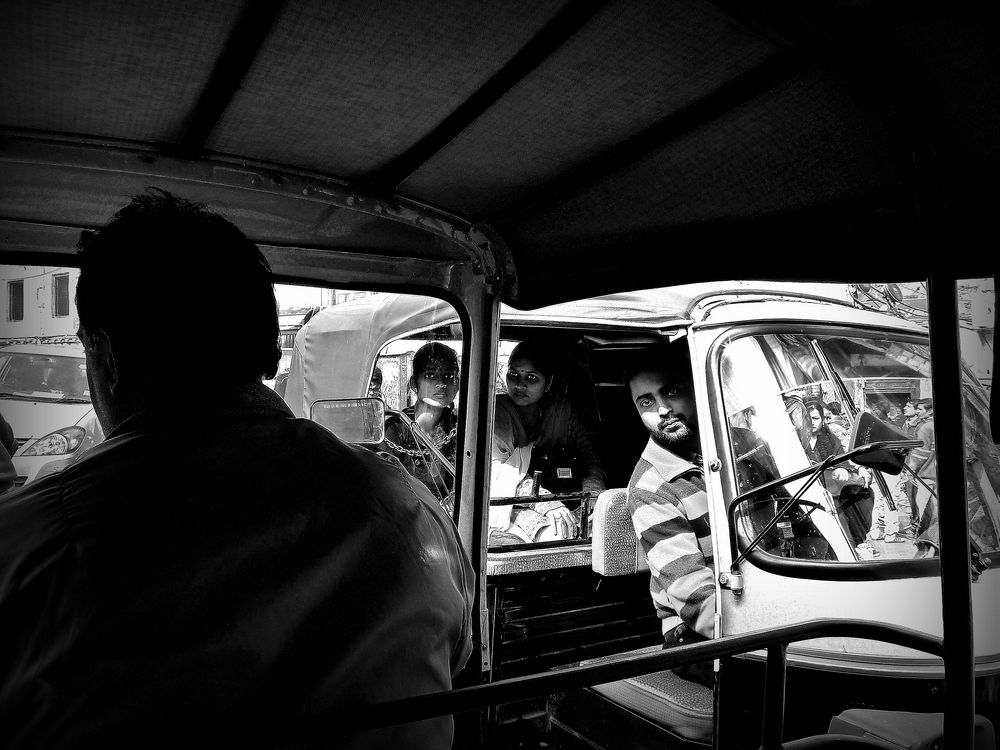 Sguardi,tuk-tuk nel traffico,Udaipur