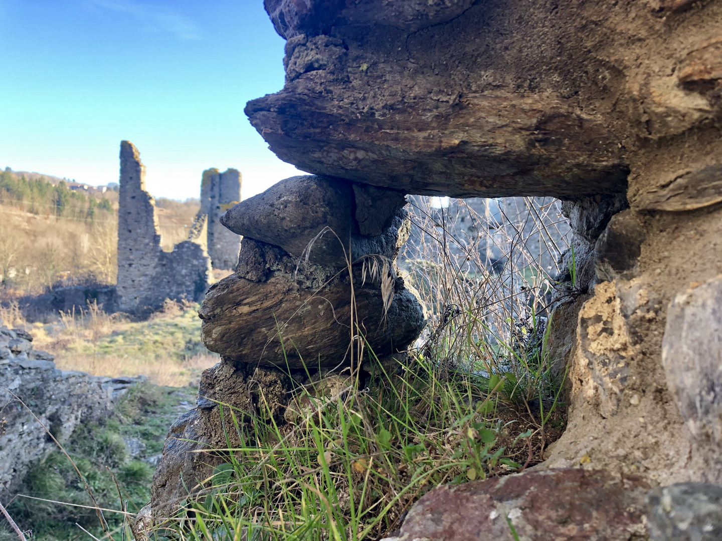 Sguardo tra le rovine 