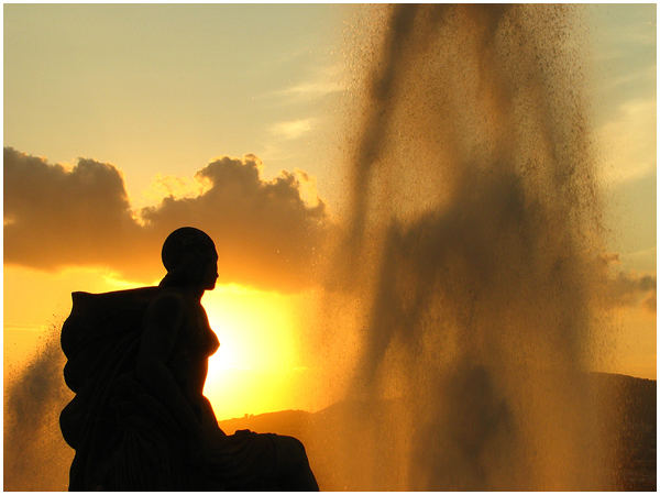 Sguardo verso un tramonto d'acqua