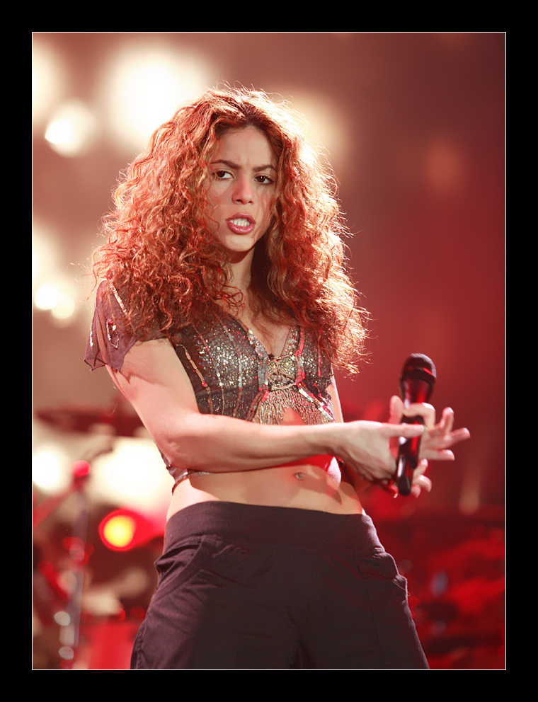 SHAKIRA... live on stage