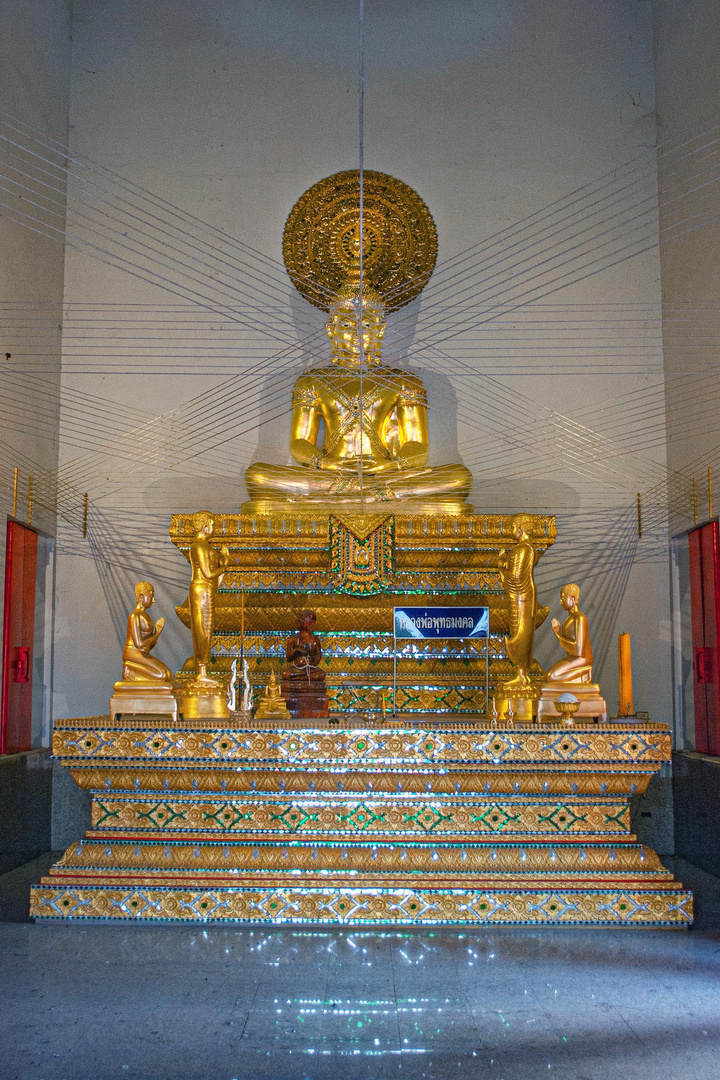 Shakyamuni altar in Wat Suk Duan Ha