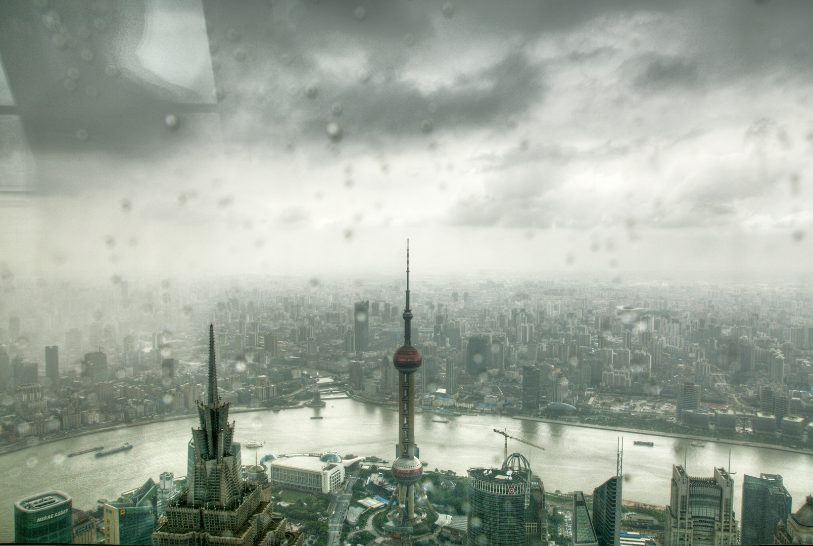 Shanghai an einem Regentag aus 520 m Höhe