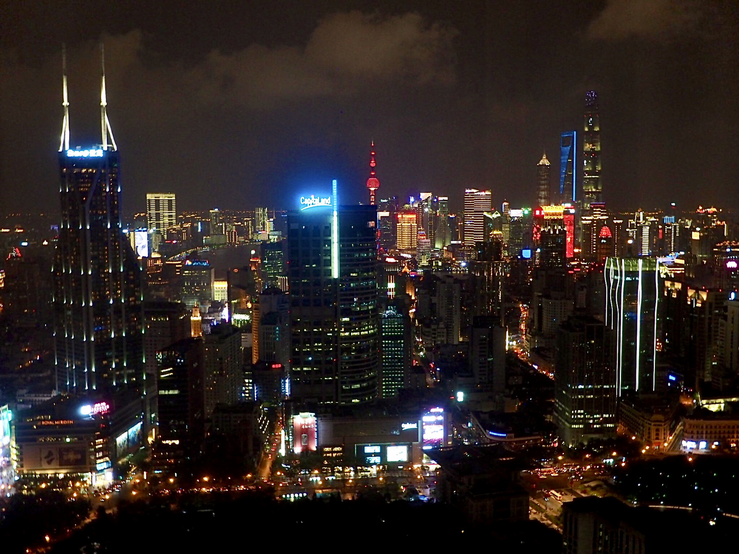 Shanghai aus luftiger Höhe bei Nacht