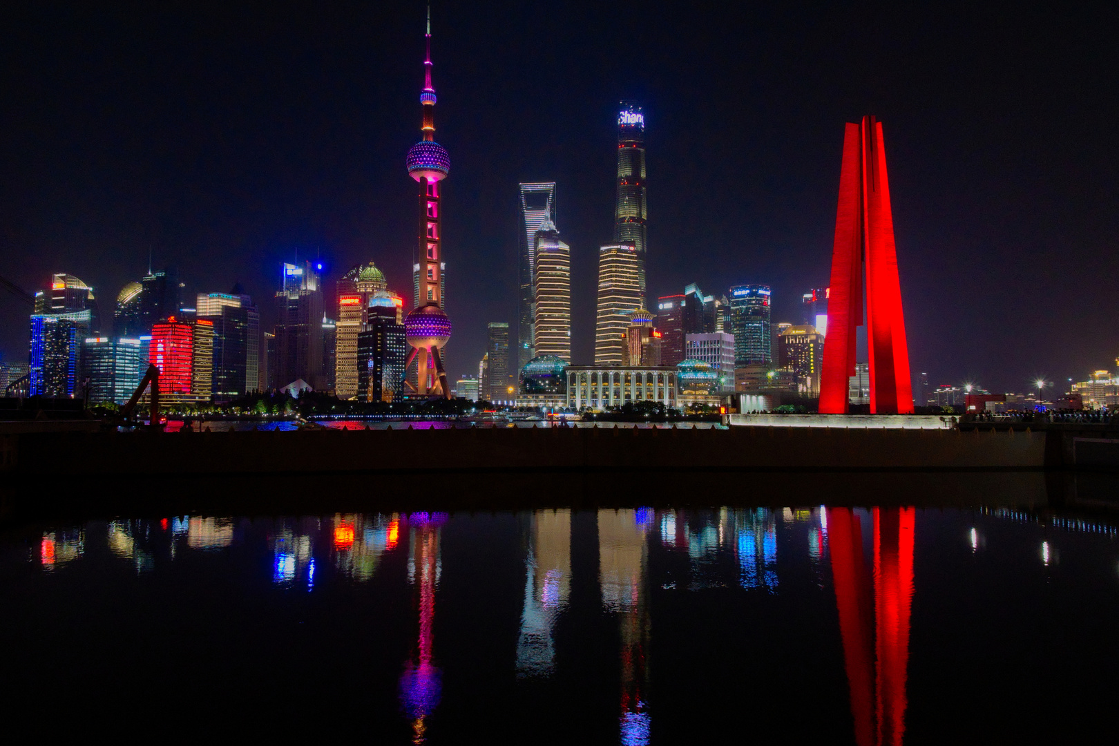 Shanghai bei Nacht (mit Spiegelung)