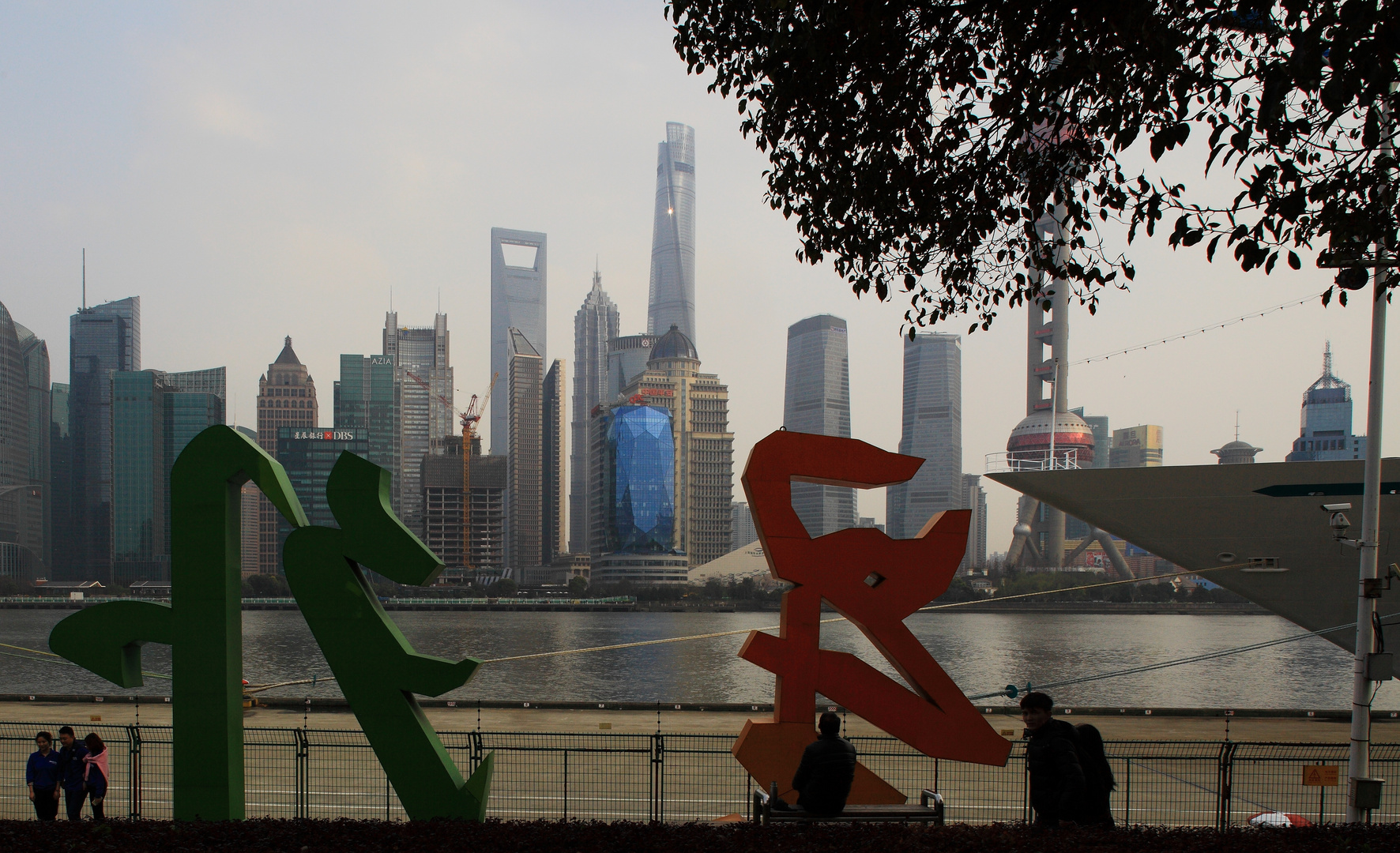 Shanghai, "Blauer Erker" an Hochhaus vor dem "Flaschenöffner"