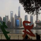 Shanghai, "Blauer Erker" an Hochhaus vor dem "Flaschenöffner"