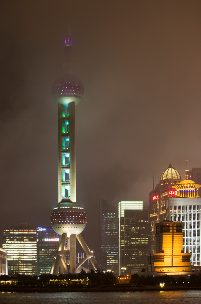 Shanghai Pearl Tower im Regen