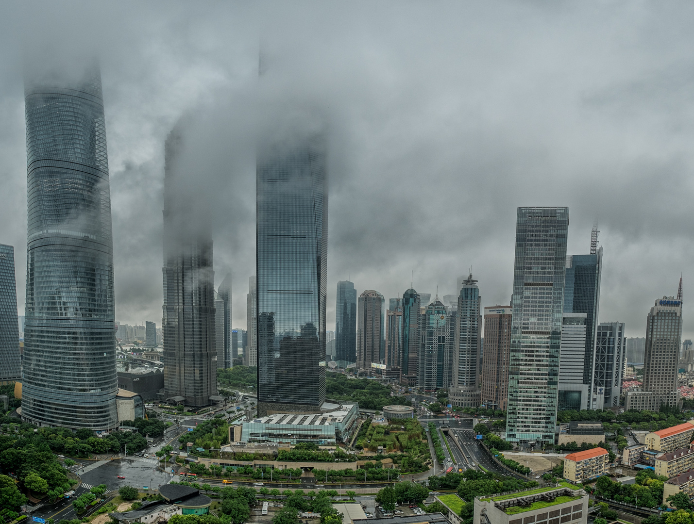 Shanghai Pudong in den Wolken