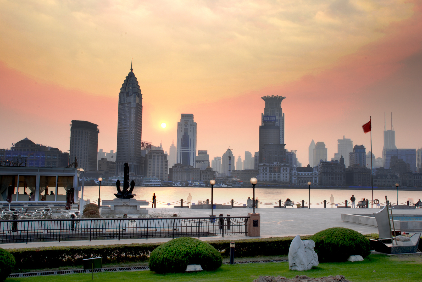 Shanghai, Pudong-Ufer am Abend, HDR-Versuch