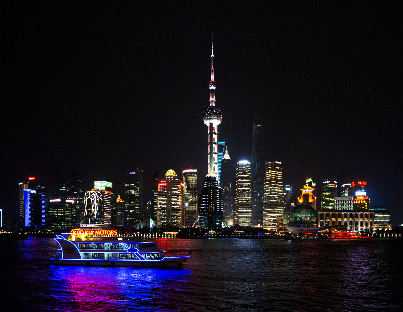 Shanghai Skyline bei Nacht vom Boot